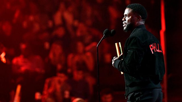 People's Choice Awards 2019: Kevin Hart delivers heartfelt speech months after car crash - KIRO Seattle